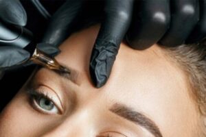 Ontdek de oplossingen om je mislukte permanente wenkbrauw make-up te herstellen.