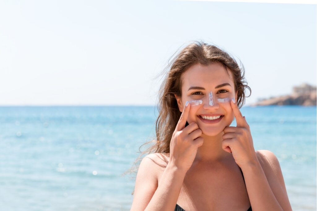 Close-up van verzorgd gezicht met permanente make-up op een zonnige zomerdag