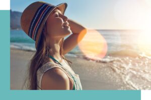 Vrouw geniet van permanente make-up ontspannen op het strand in de zon