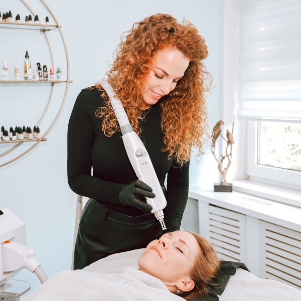 Charity verwijdert oude permanente make-up veilig met een professionele laserbehandeling in Amstelveen.