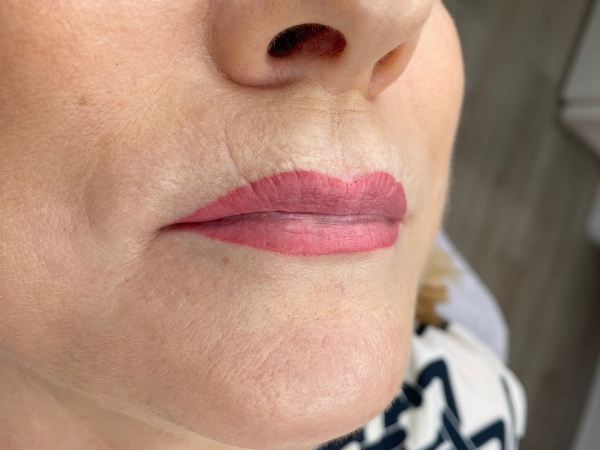 Resultaat na een PMU lippen behandeling met zachte contouren en een egale lipkleur.