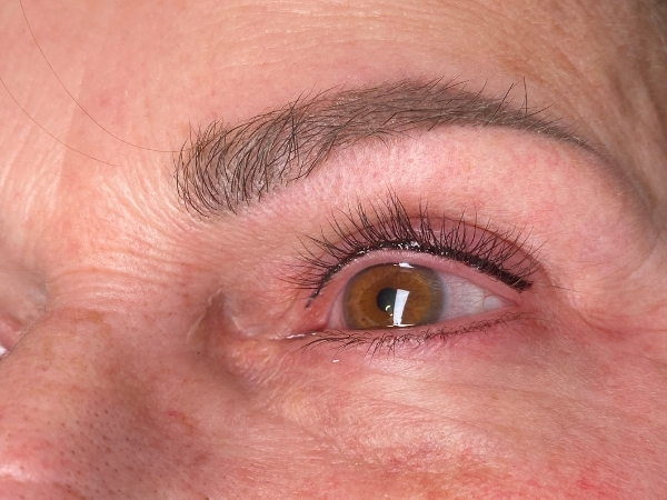 Resultaat na een PMU ogen behandeling met een natuurlijke eyeliner en meer expressie.