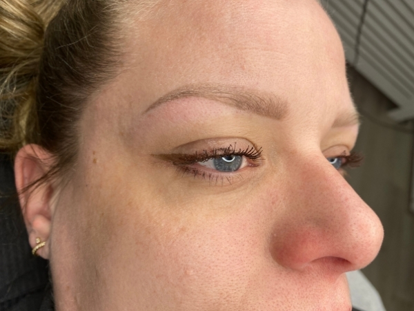 Na de Powder Brows behandeling met zachte, volle wenkbrauwen en een natuurlijk poedereffect.