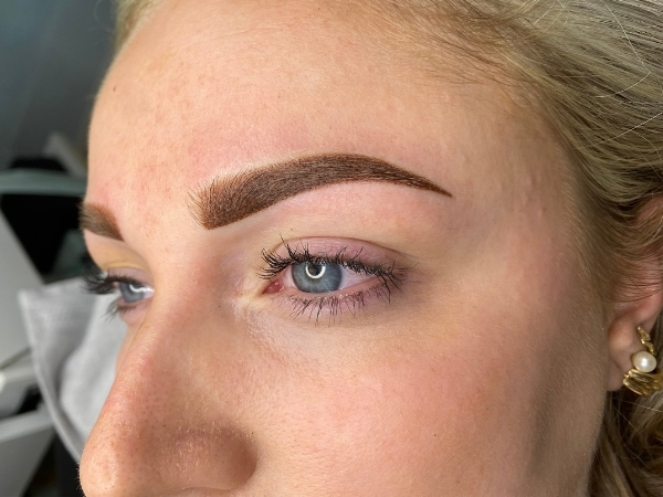 Na de Powder Brows behandeling met extra volume, zachte definitie en een natuurlijk resultaat.