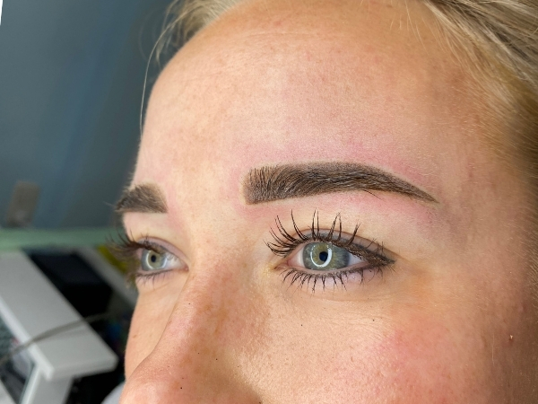 Na de Powder Brows behandeling met meer symmetrie en een zachte, natuurlijke uitstraling.