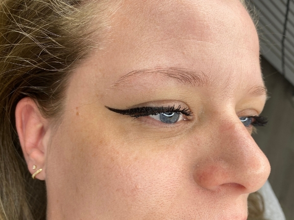 Voor de Powder Brows behandeling met dunne wenkbrauwen en weinig definitie.