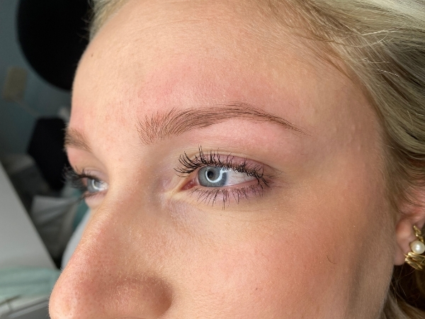 Voor de Powder Brows behandeling met ongelijk gevormde wenkbrauwen en lege zones.