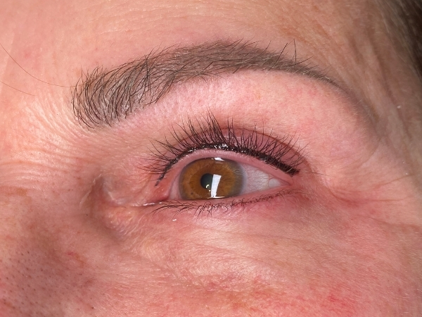 Natuurlijk resultaat na een Deepliner waarbij de ogen meer definitie krijgen zonder zichtbare eyeliner.
