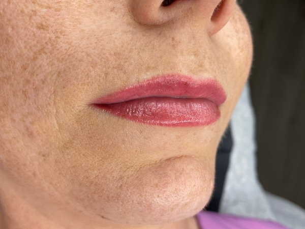 Natuurlijk resultaat na een Full Lips PMU-behandeling met een egale lipkleur.