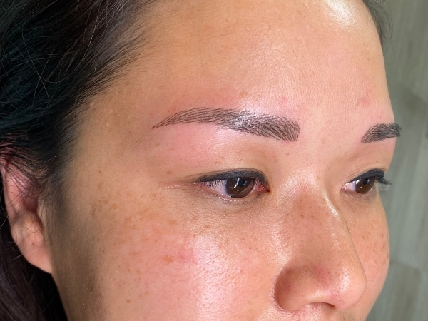Resultaat van natuurlijke PMU wenkbrauwen met ultrafijne hairstrokes op maat.