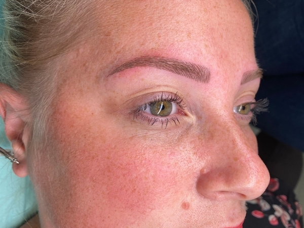 Resultaat van Hairstroke Brows waarbij dunne wenkbrauwen voller en natuurlijker ogen.