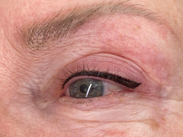 Resultaat na een permanente eyeliner waarbij de ogen meer definitie en expressie hebben gekregen.