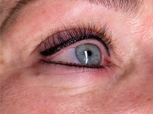 Natuurlijk resultaat na een permanente eyeliner met een verzorgde en langdurige oogopslag.