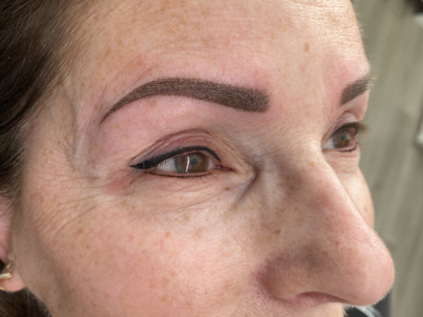 Nafoto van een permanente eyeliner na een PMU oogcorrectie met een natuurlijk en verfijnd resultaat.