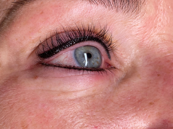 Natuurlijk resultaat na een PMU oogcorrectie met een zachtere en beter gebalanceerde eyeliner.