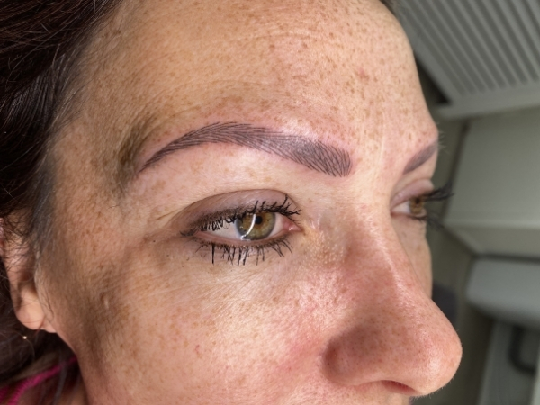 Nafoto van permanente wenkbrauwen en eyeliner na een PMU-correctie.