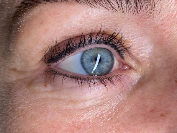 Voorfoto van de ogen vóór het aanbrengen van een permanente eyeliner.