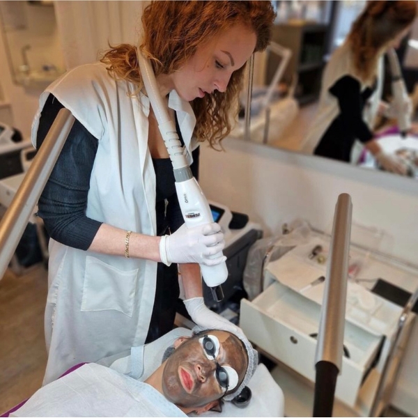 Charity voert een Carbon Laser Peel uit voor een diepe huidreiniging en een frisse, stralende huid.