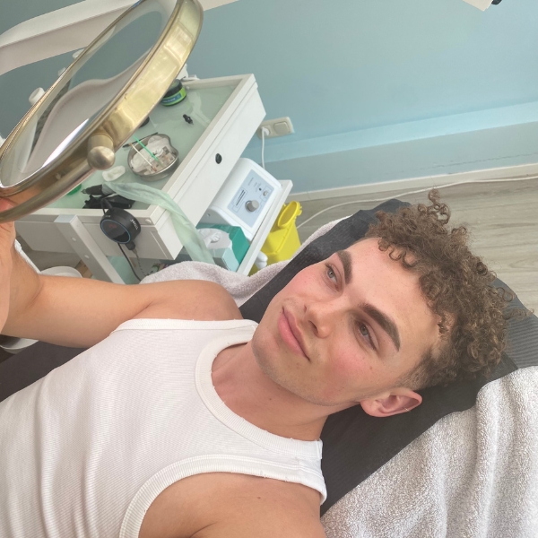 Charity brengt Male Brows aan tijdens een PMU-behandeling voor natuurlijke, mannelijke wenkbrauwen in haar salon in Amstelveen.