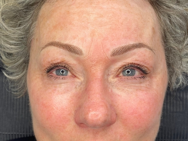 Hairstroke Brows creëren verfijnde wenkbrauwhaartjes die nauwelijks van echt te onderscheiden zijn.
