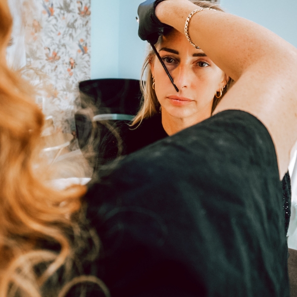 Portret van Charity, PMU-specialist in Amstelveen, gespecialiseerd in natuurlijke permanente make-up.
