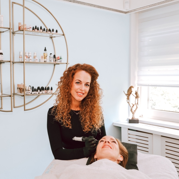 Charity van IMPROVE by Charity tijdens een permanente make-up behandeling in Amstelveen.